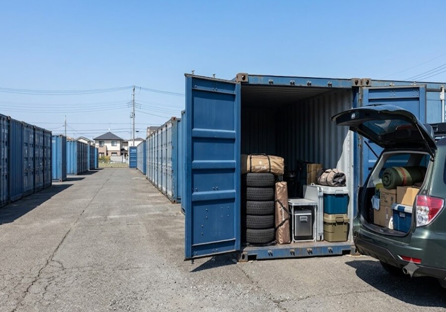 車の横付けが可能で、キャンプ用品やタイヤなどの大型荷物の出し入れが容易な屋外型コンテナ倉庫