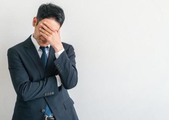 トランクルームの契約でトラブルに合い、困っている男性。