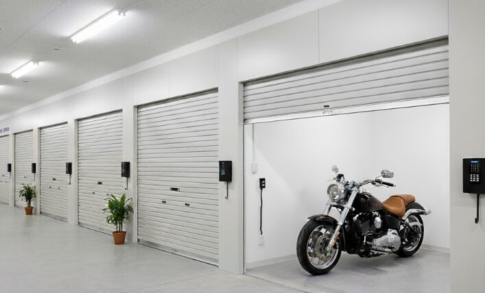 キュラーズ バイク パーキングの個室ガレージタイプを示す、シャッター付きの専用バイクルーム