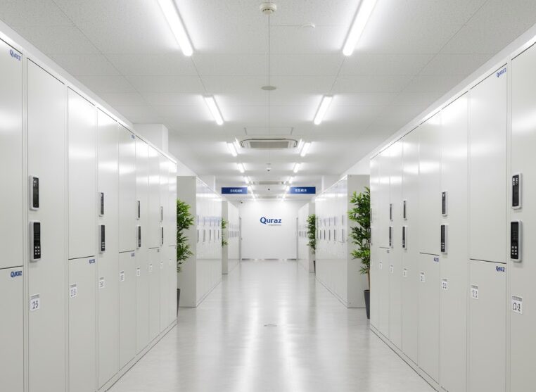 清潔で明るいキュラーズの屋内トランクルームの廊下